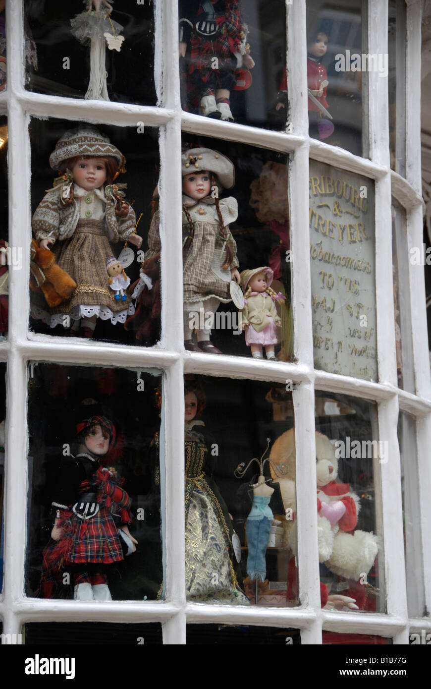 Puppen tragen britische Trachten in sehr alten Schaufenster London UK Stockfoto