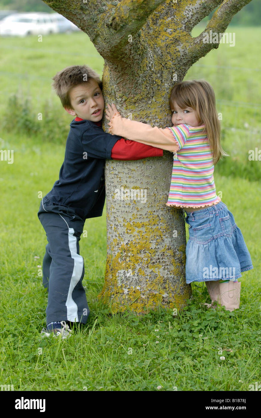 Sieben junge und ein Mädchen drei umarmen als Baum Stockfoto