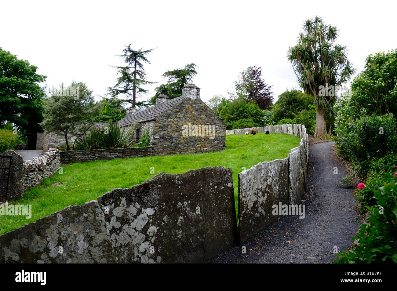 Alten steinernen Bauernhaus eingezäunt durch Steinplatte in Bunratty Castle und Folk Park. Irland. Stockfoto