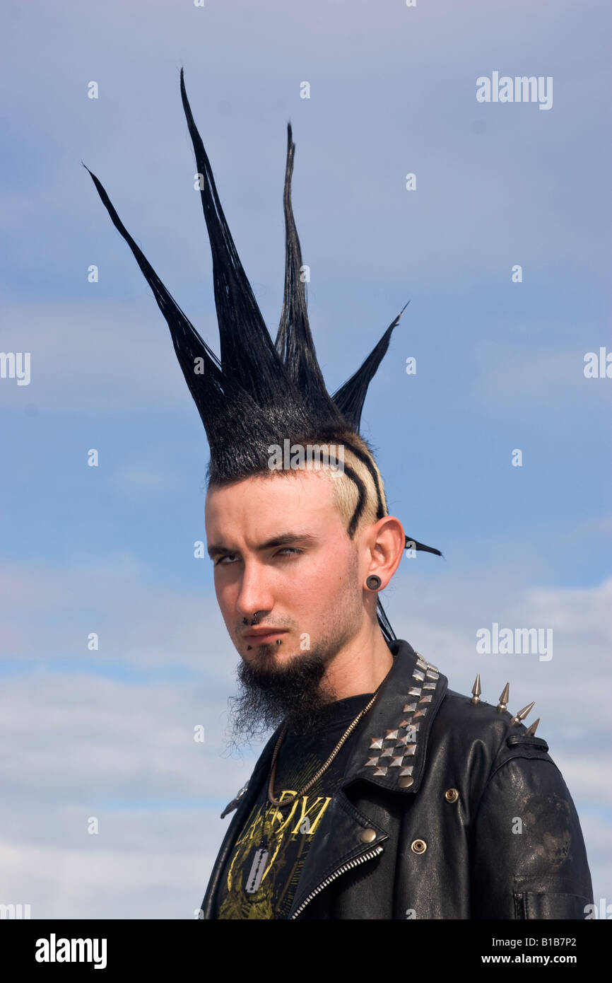Punk-Teenager mit spikey Frisur. Stockfoto