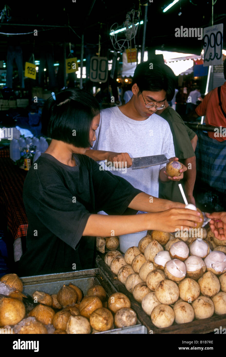 Thais, coconut Verkäufer, Verkauf von Kokosnüssen, Chatuchak Weekend Market, Chatuchak Market, Bangkok, Bangkok, Thailand, Südostasien, Asien Stockfoto