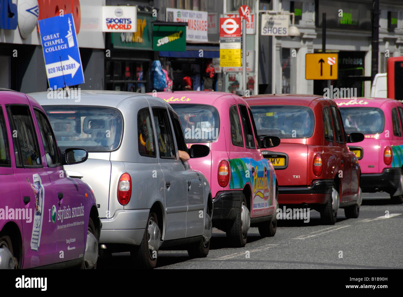 Warteschlange mit bunten London Taxis Stockfoto