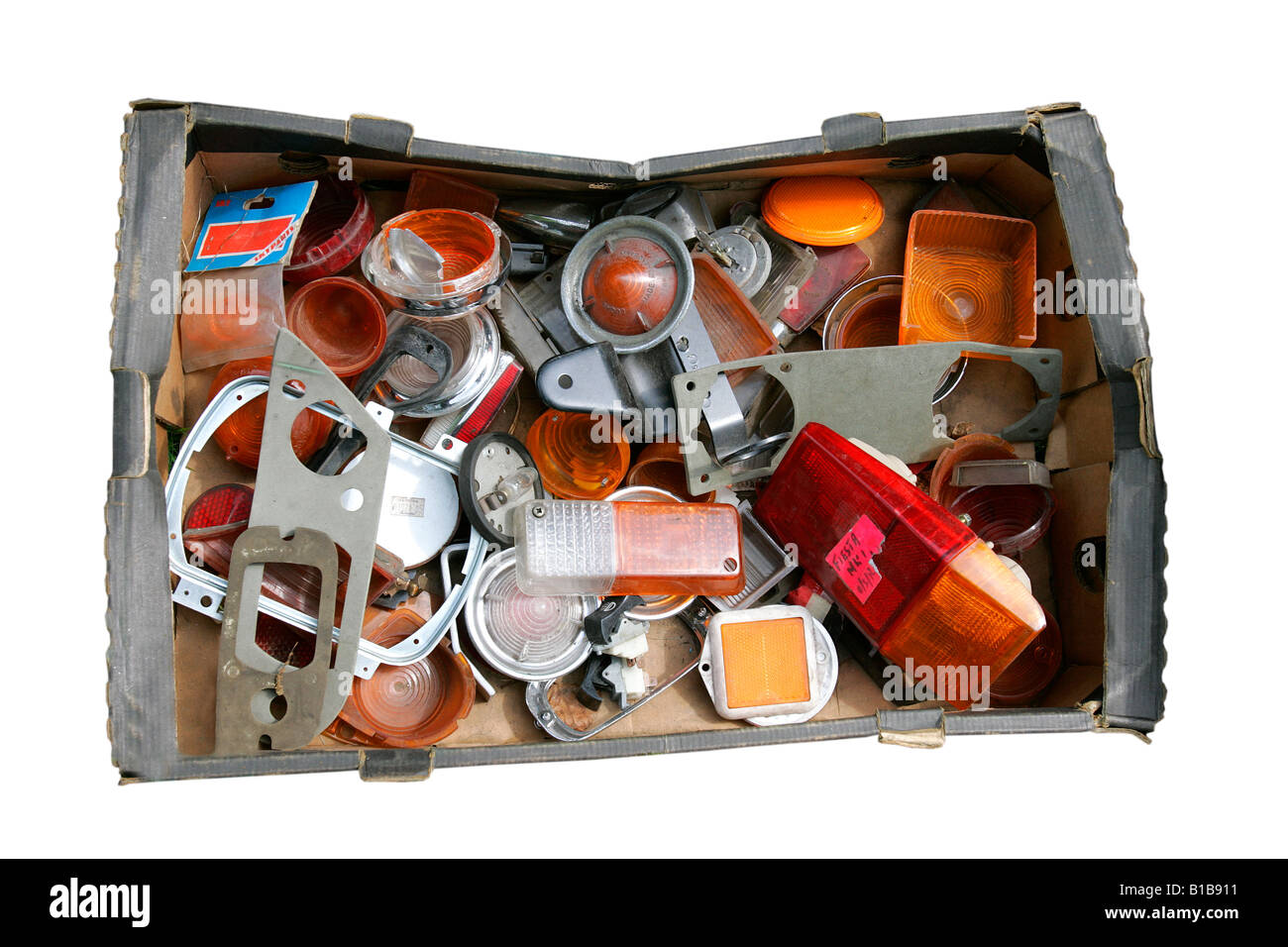 Auto Ersatzteile Teile Box Shop Kfz-Artikel Verkauf durcheinander Ausstellung Motorhaube Schale Körper Flügel Rot Blau Silber weiße Ziegel Leistungsschalter Metall Stockfoto