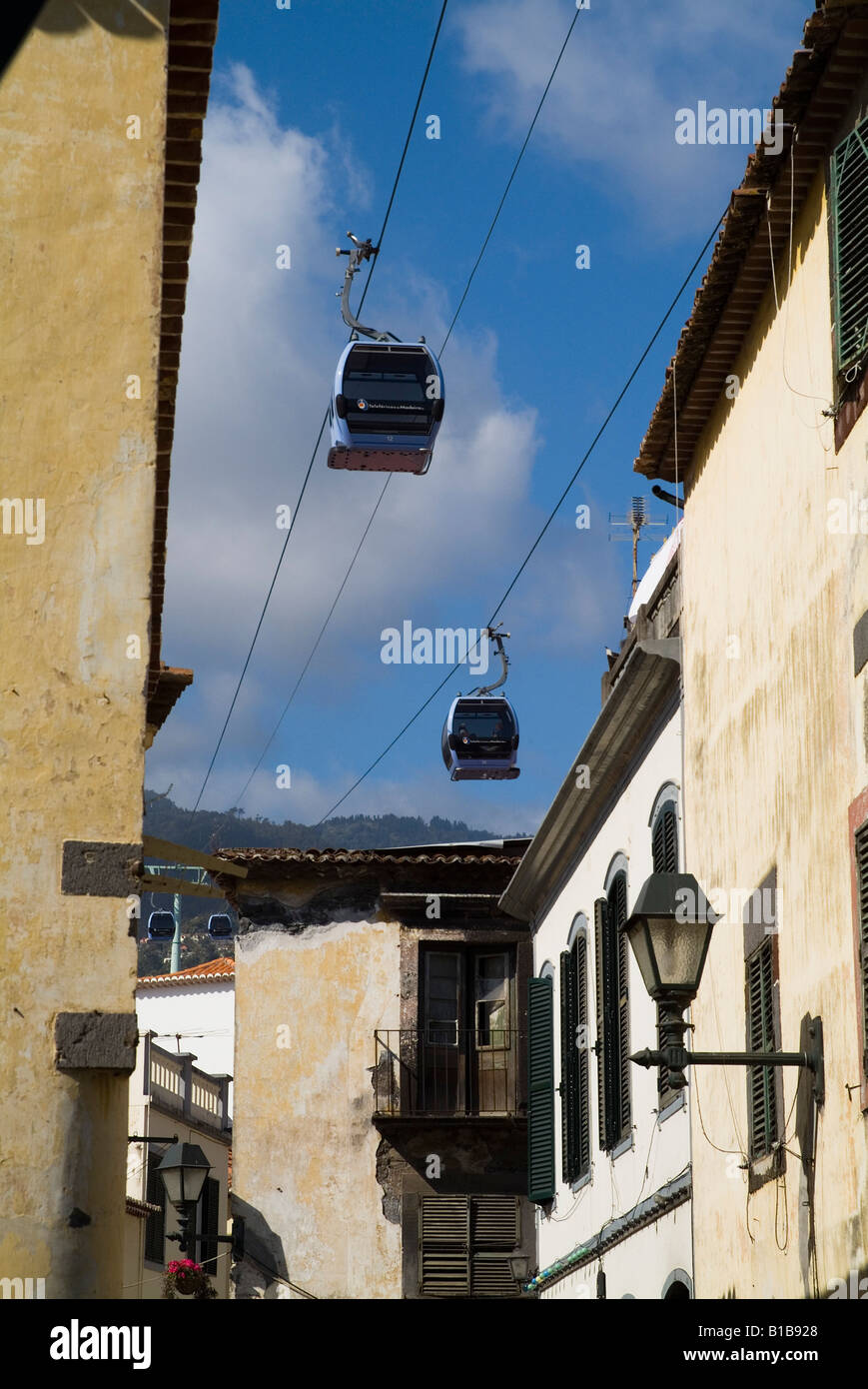 dh Zona Velha FUNCHAL MADEIRA Seilbahnen über alte Stadt Gebäude Gondel-Seilbahn Stockfoto