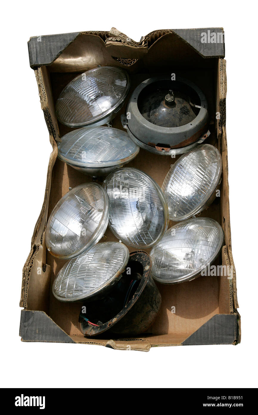 Auto Ersatzteile Teile Box Shop Kfz-Artikel Verkauf durcheinander Ausstellung Motorhaube Schale Körper Flügel Rot Blau Silber weiße Ziegel Leistungsschalter Metall Stockfoto