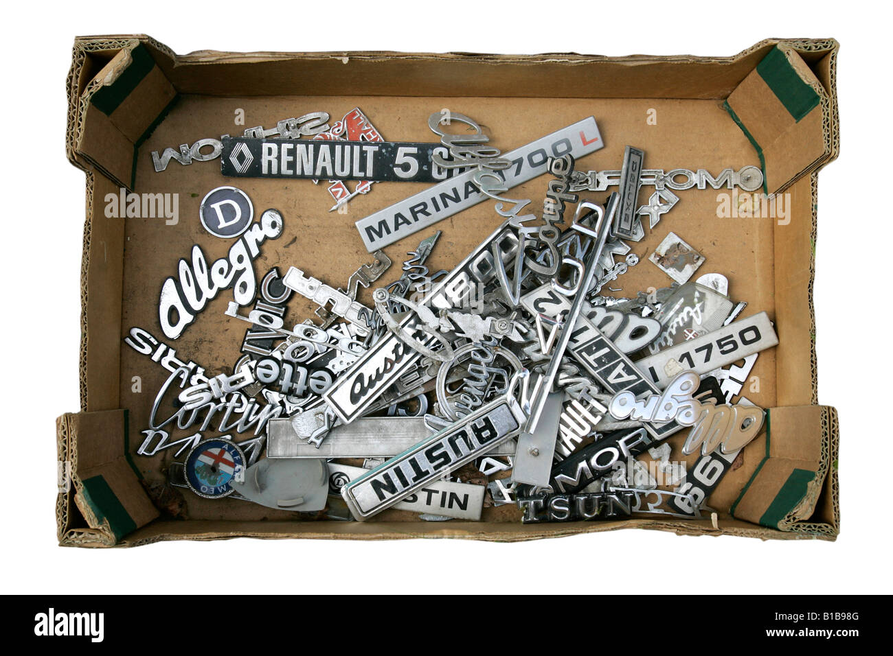 Auto Ersatzteile Teile Box Shop Kfz-Artikel Verkauf durcheinander Ausstellung Motorhaube Schale Körper Flügel Rot Blau Silber weiße Ziegel Leistungsschalter Metall Stockfoto