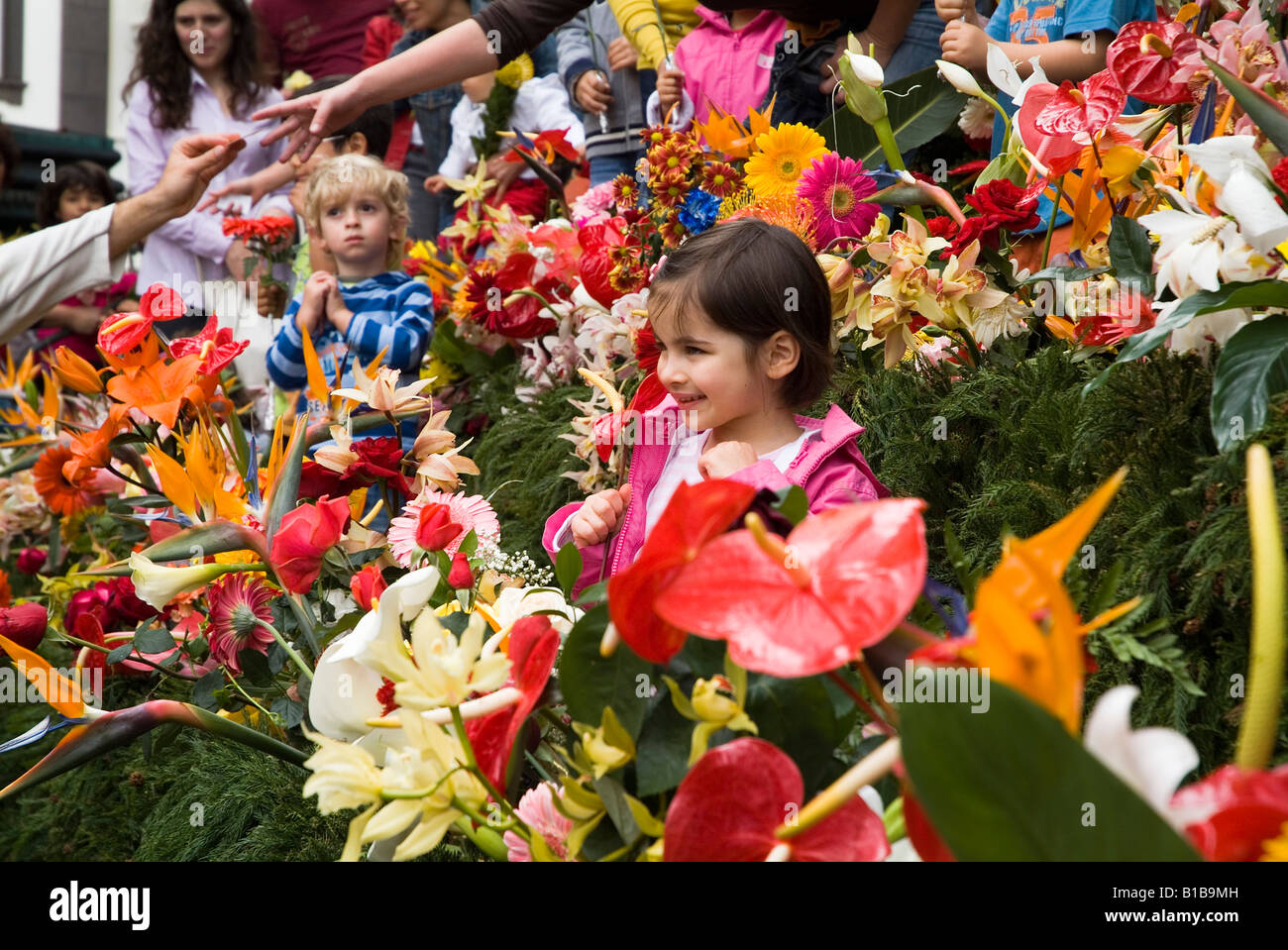 dh Flower Festival FUNCHAL MADEIRA Kind an der Wand der Hoffnung posiert für Fotoblumen Stockfoto