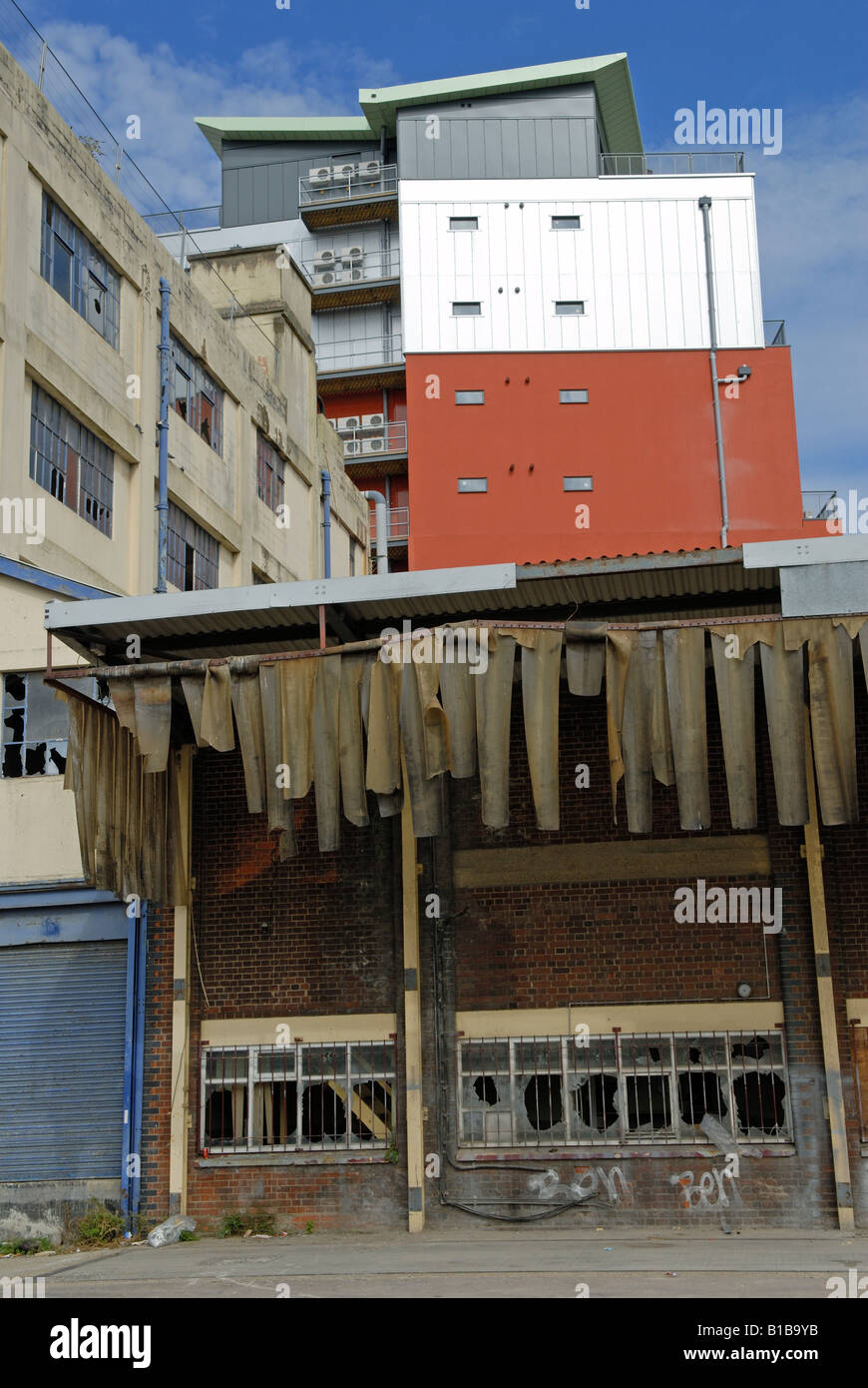 Neue Wohnungen erhebt sich über die alten Maltings Gebäude an der Uferpromenade von Ipswich, Suffolk, UK. Stockfoto