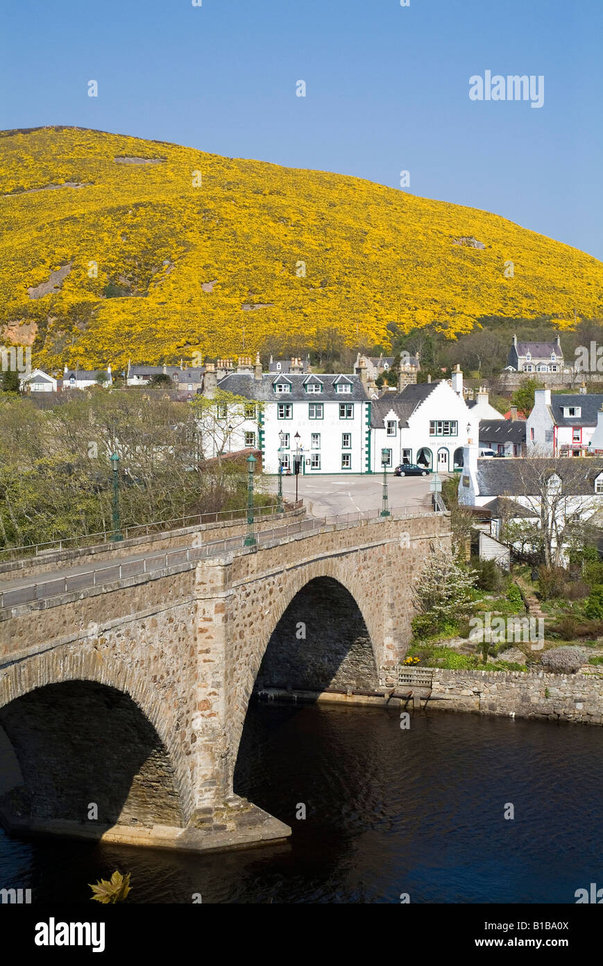 dh thomas Telford Brücke HELMSDALE DORF SUTHERLAND SCHOTTLAND über den Fluss Helmsdale Hotel Yellow Gorse North 500 Road A9 Stockfoto