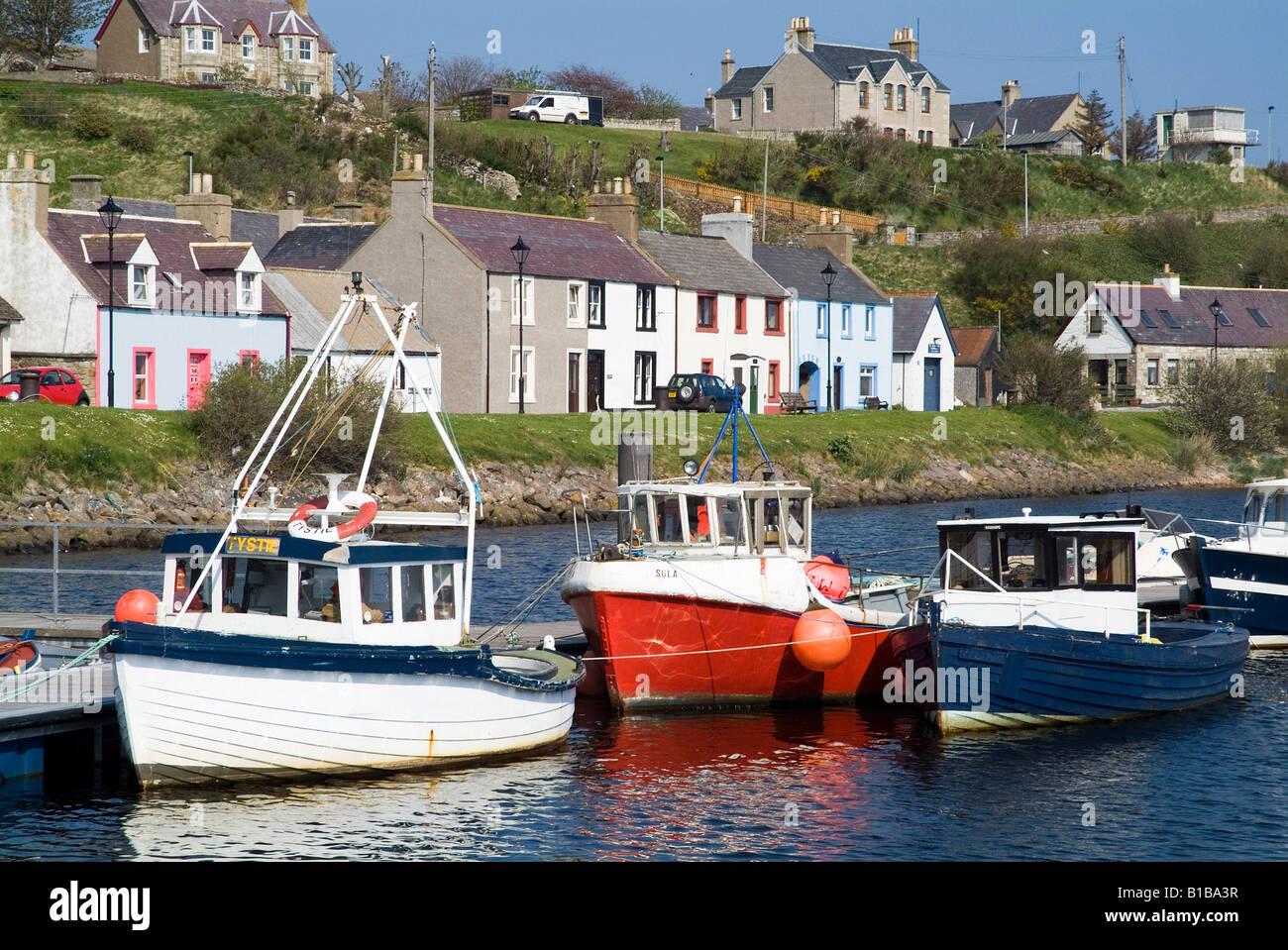 Dh Helmsdale Hafen HELMSDALE SUTHERLAND Fischerboote pontoon Kai pier Village Cottages am Meer Highlands Stockfoto