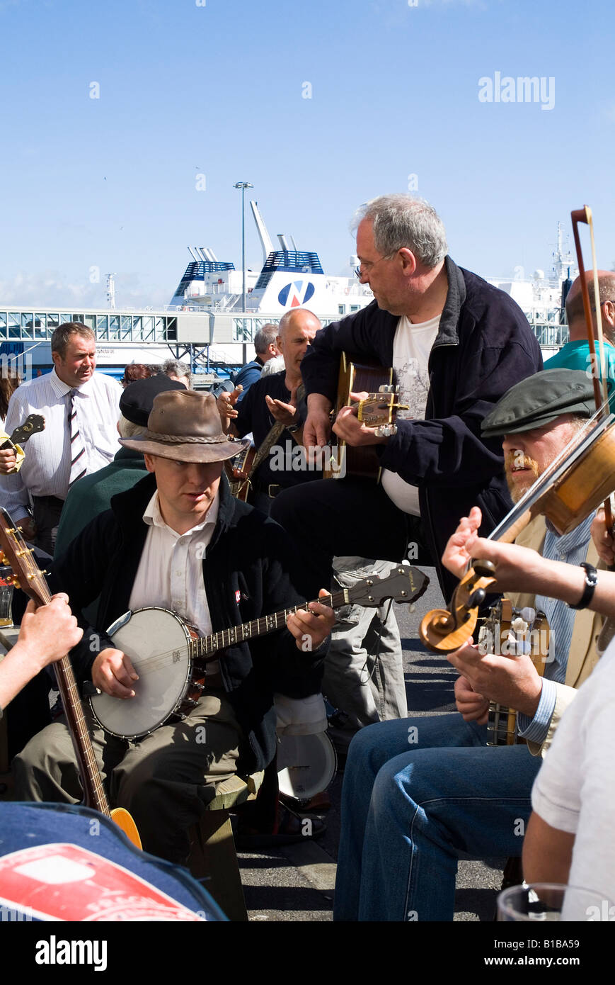 dh Stromness Folk Festival STROMNESS ORKNEY traditionelle Musiker Gruppe spielen Banjo Violinen Gitarren Banjoist Musik schottische Band Spieler Stockfoto