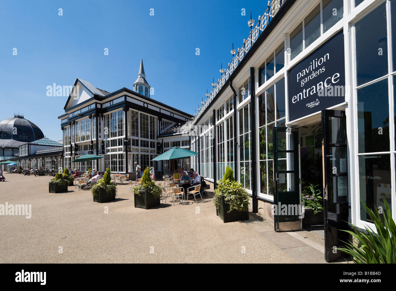Cafe Terrasse außerhalb der Pavilion Gardens, Buxton, Peak District in Derbyshire, England Stockfoto