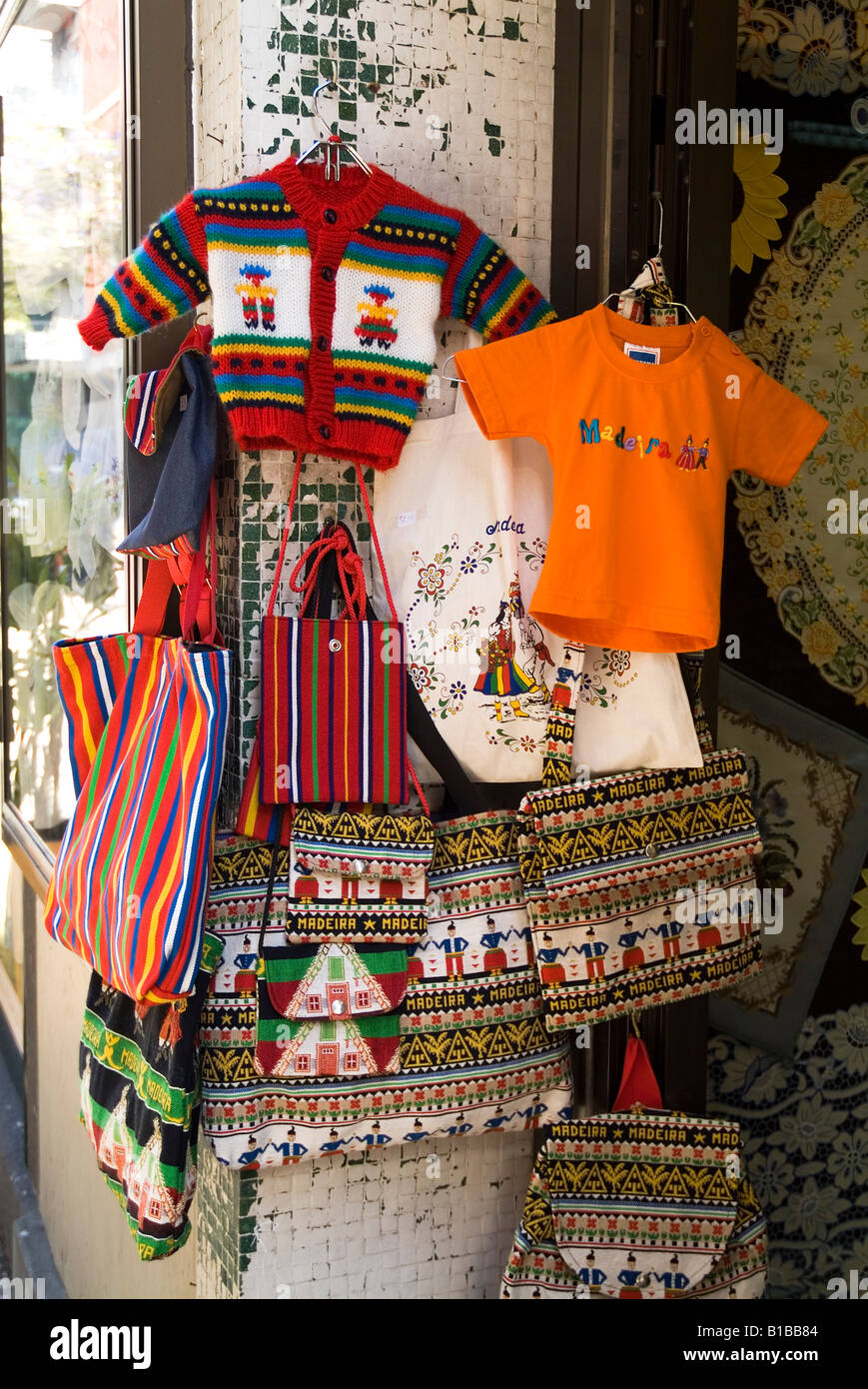 dh Shop FUNCHAL MADEIRA touristischen Kinderbekleidung und Madeira Tasche Souvenirs display Stockfoto