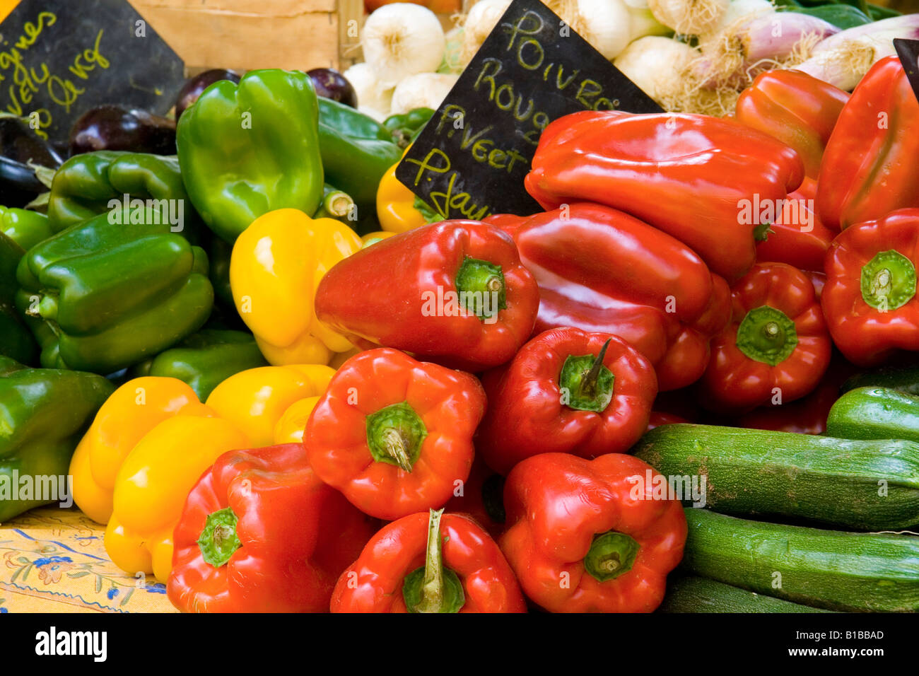 Obst & Gemüsemarkt in Richelme Square, Aix-En-Provence, Südfrankreich. Stockfoto