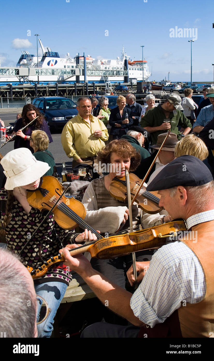 dh Stromness Folk Festival STROMNESS ORKNEY Musiker außerhalb der Gruppe spielen Instrumente großbritannien schottische Band schottland traditionelle Musikfestivals Stockfoto