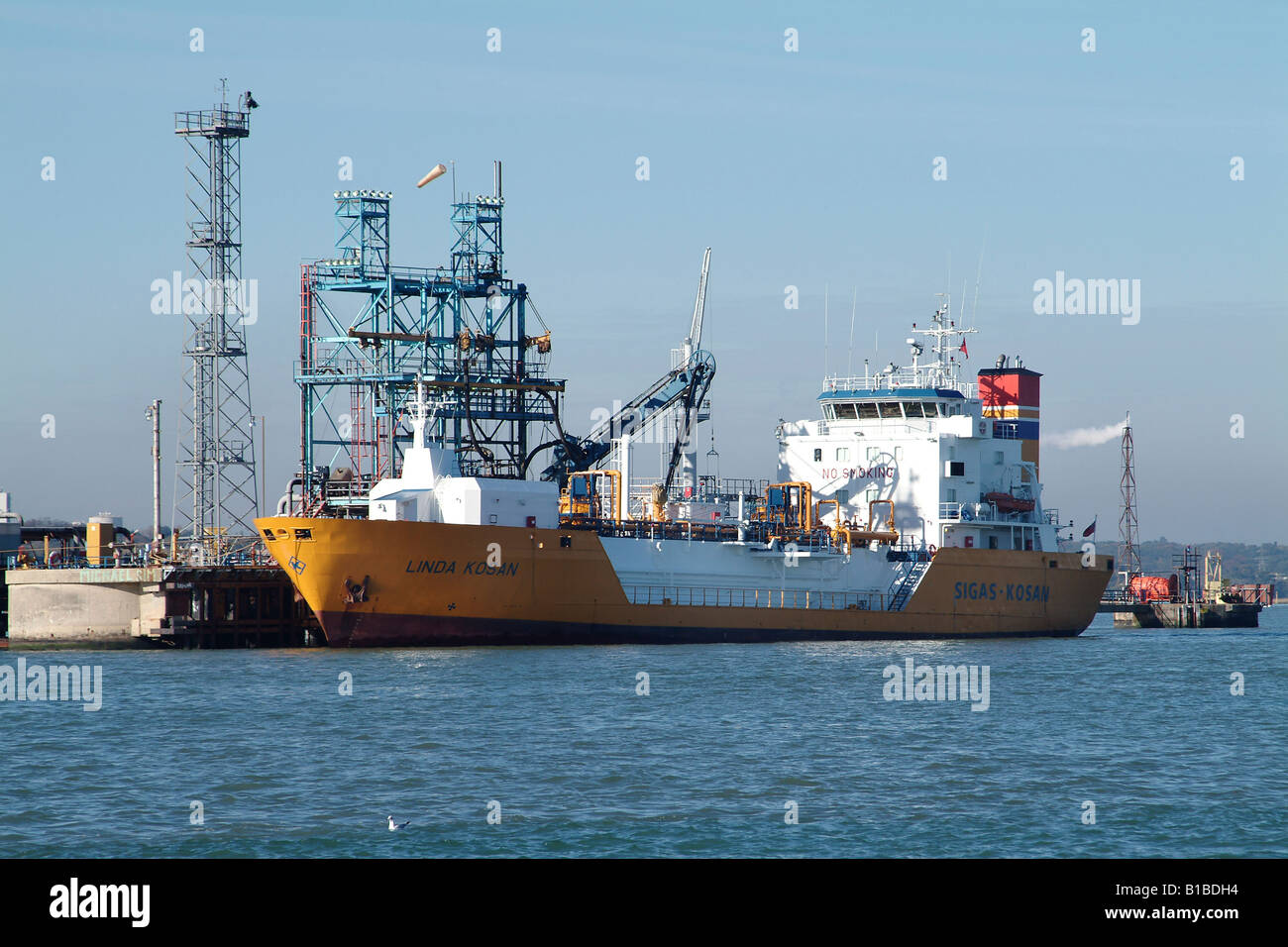 LPG Gas Träger "Linda Kosan" neben Fawley Marine Terminal, Southampton Water, England Stockfoto
