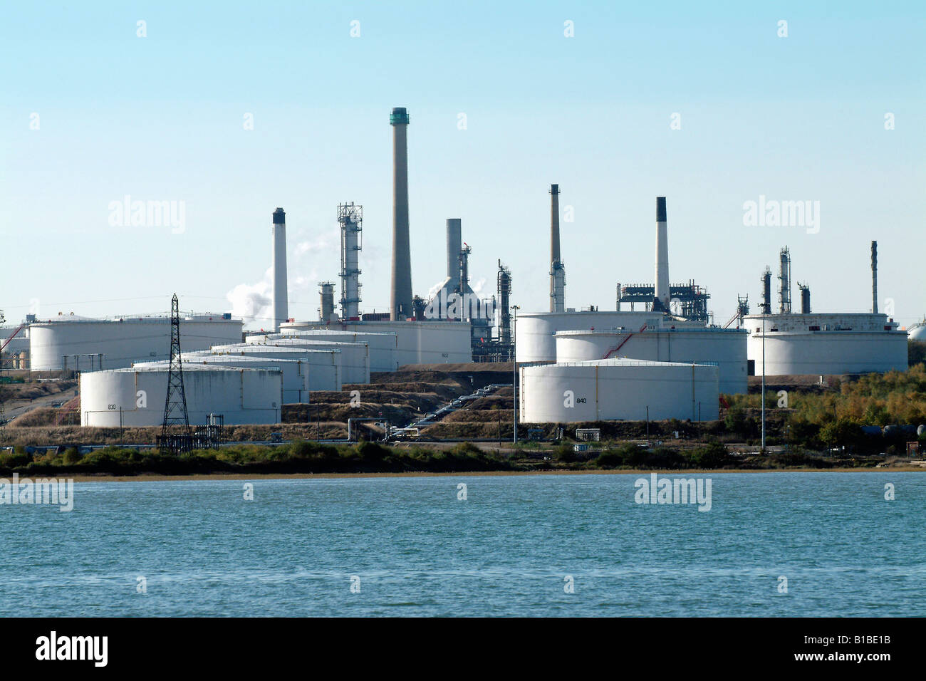 Öltanks in Fawley Raffinerie, Southampton, England Stockfoto