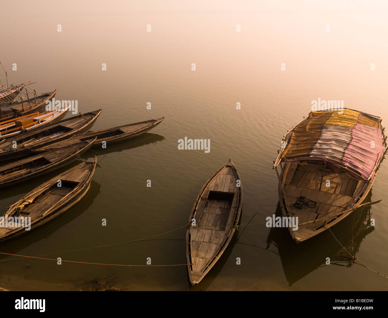 Boote im Wasser, Varanasi, Indien Stockfoto