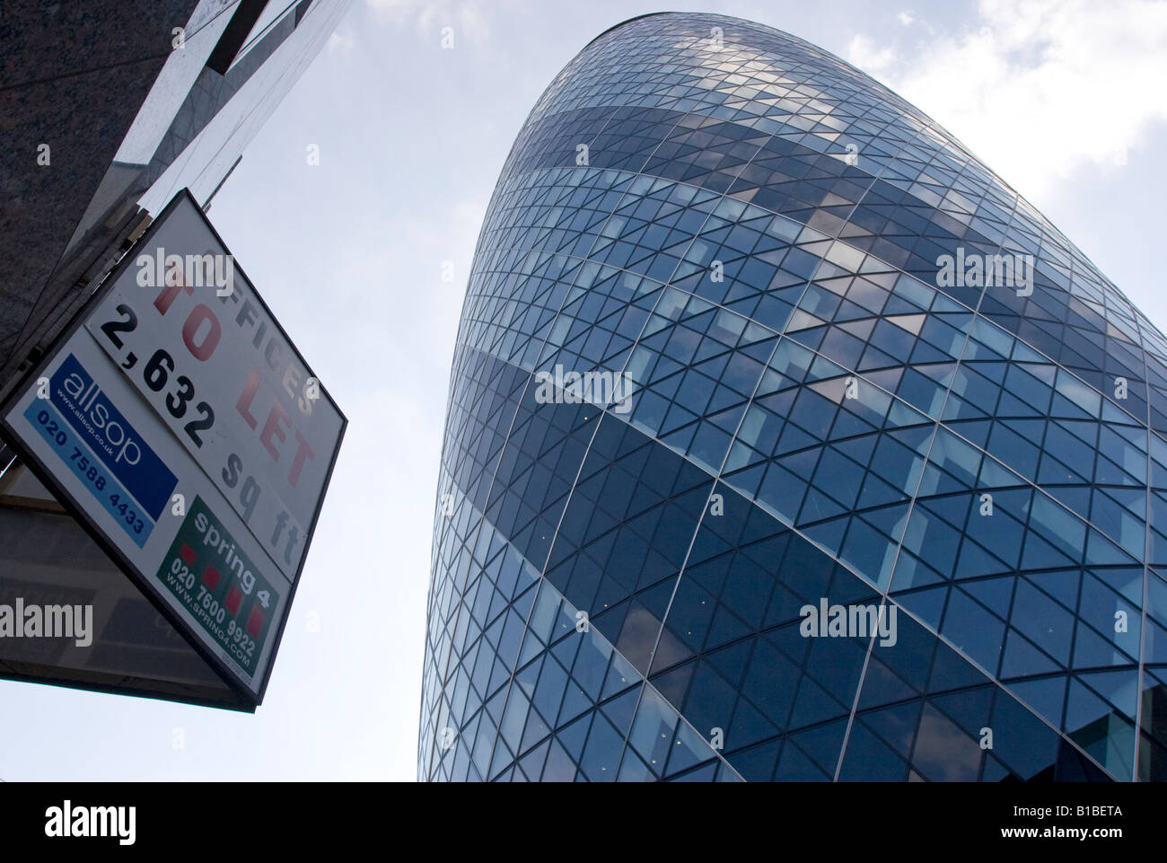 Büros, Zeichen mit 30 St Mary Axe, The Gherkin Wolkenkratzer London im Hintergrund lassen Stockfoto