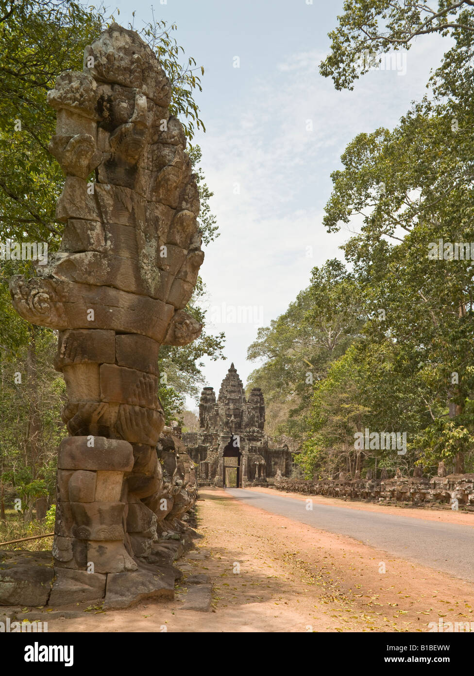 Ansatz zur East Gate, Angkor Thom, Kambodscha Stockfoto