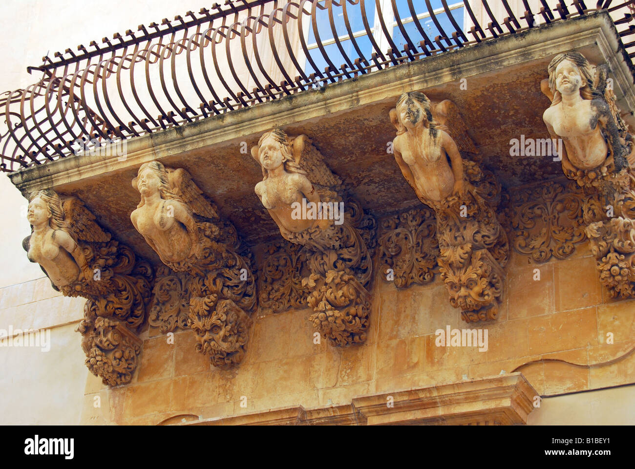 Gestalteten Balkon, Villadorata Palast, Via Nicolaci, Noto, Syrakus Provinz, Sizilien, Italien Stockfoto