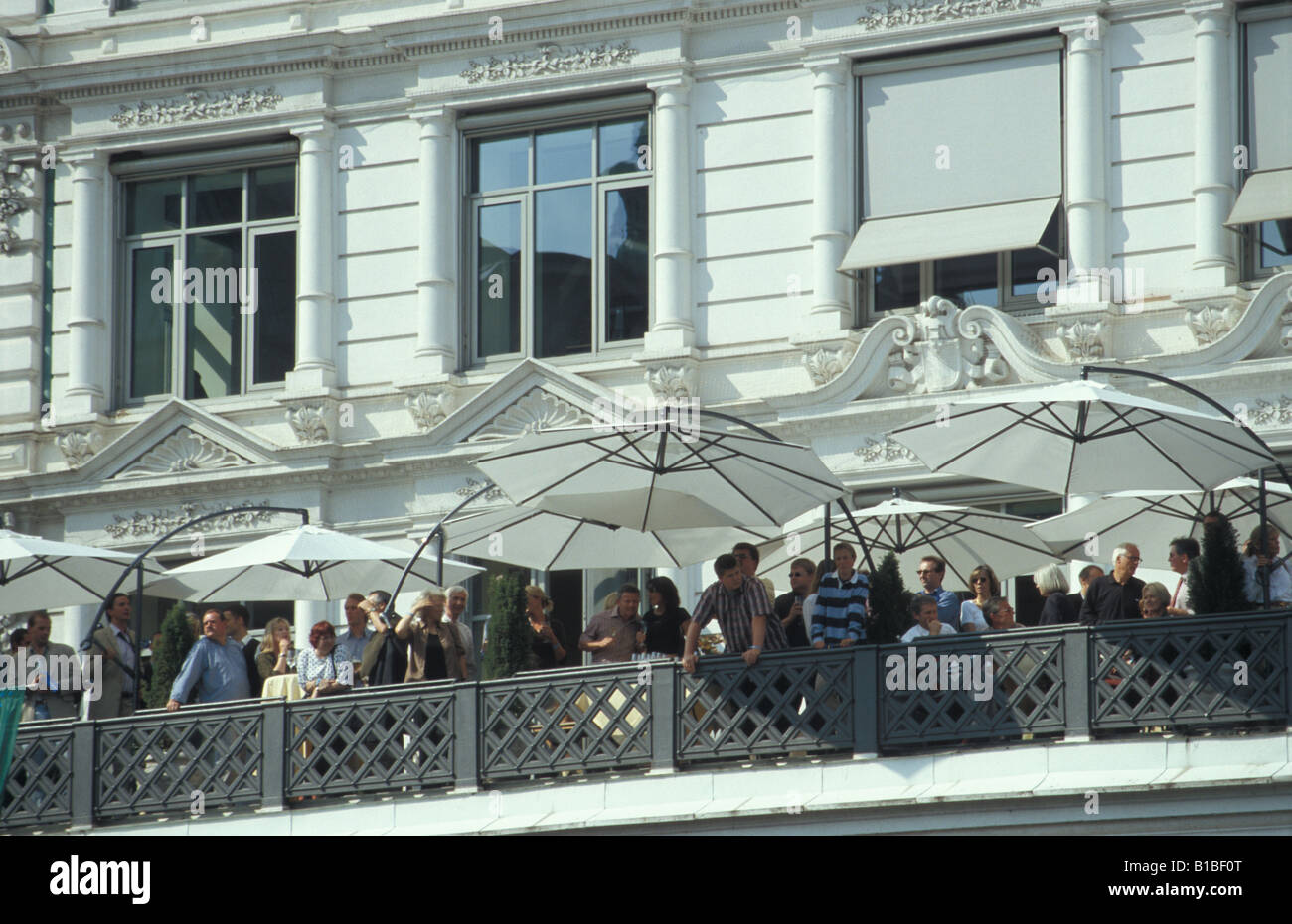 Zuschauer im Havanna Club in Alsterarkaden mit Blick auf die jährliche Triathlon in der Innenstadt von Hamburg, Deutschland Stockfoto