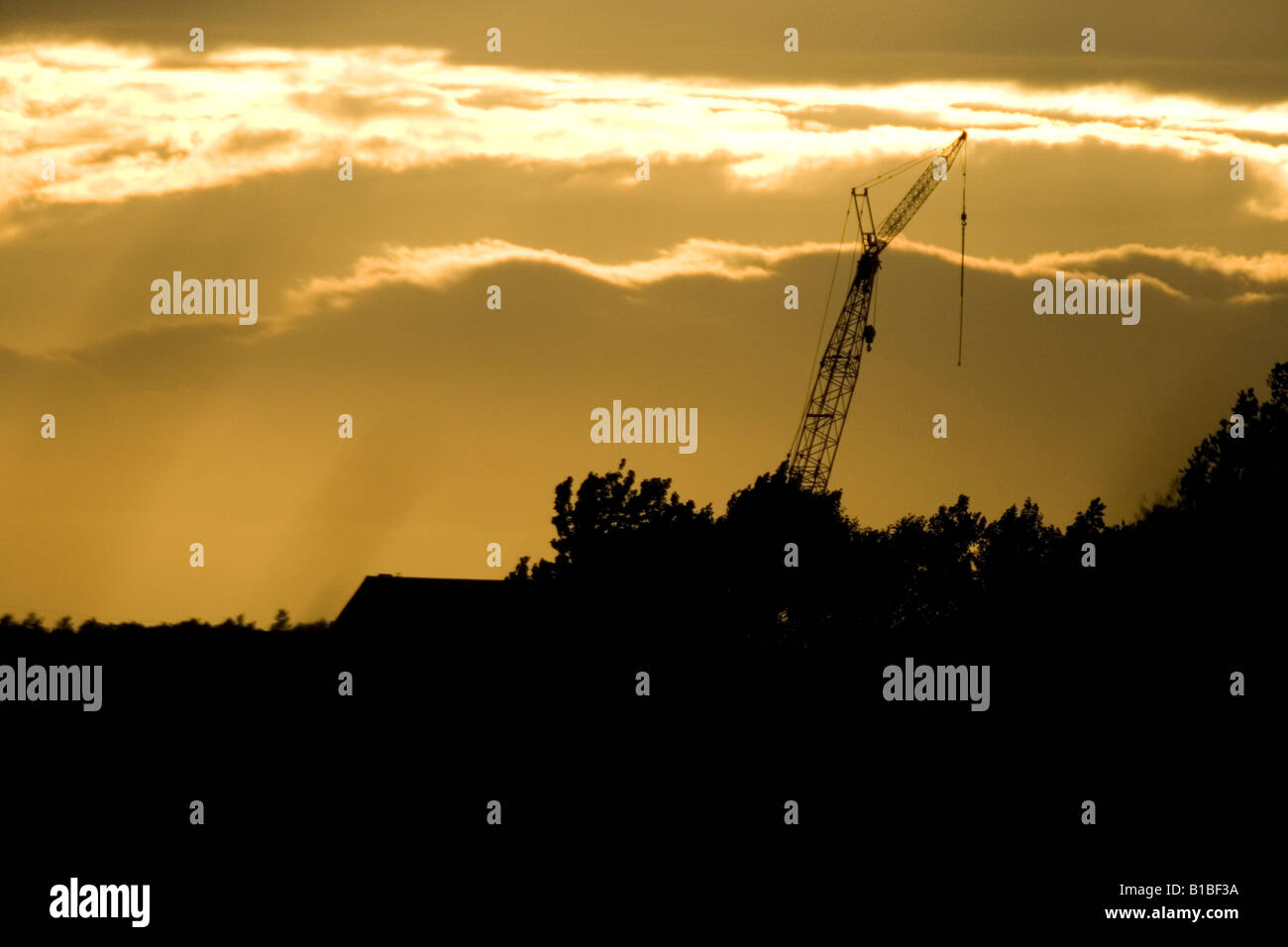 Kran-Silhouette gegen Sonnenuntergang Stockfoto