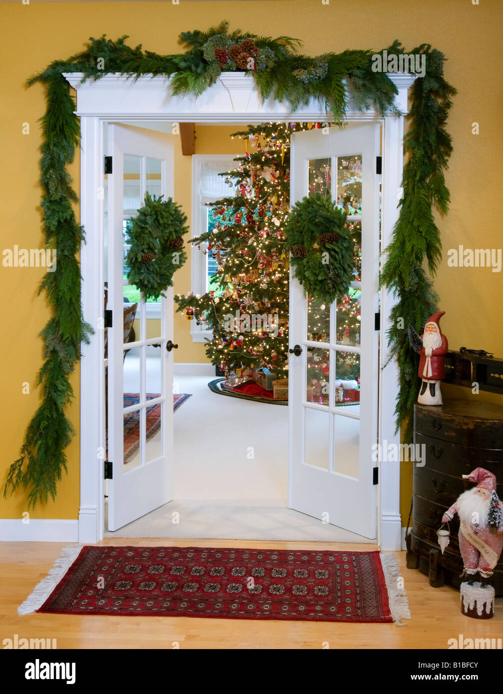 Inneren Hause Tür mit Garland und Weihnachtsschmuck dekoriert Stockfoto