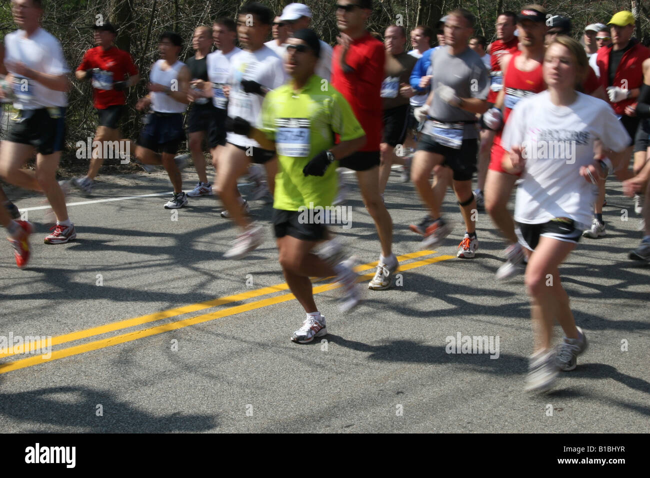 Läufer beim Boston-Marathon 2008, Bewegung verwischt. 21. April 2008, Hopkinton, Massachusetts. Stockfoto