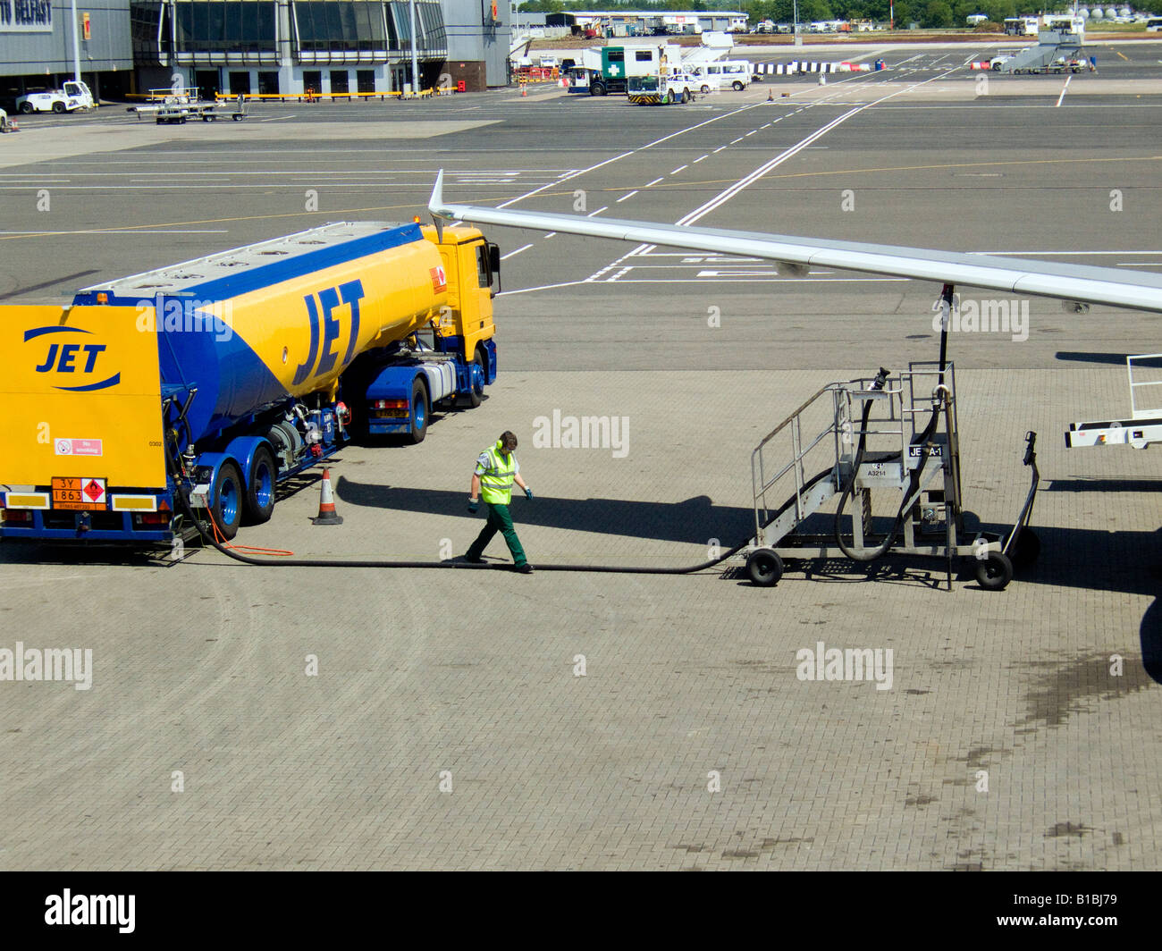 Eine Aeroplaine auf einem Flughafen wird betankt und für Flug vorbereitet Stockfoto