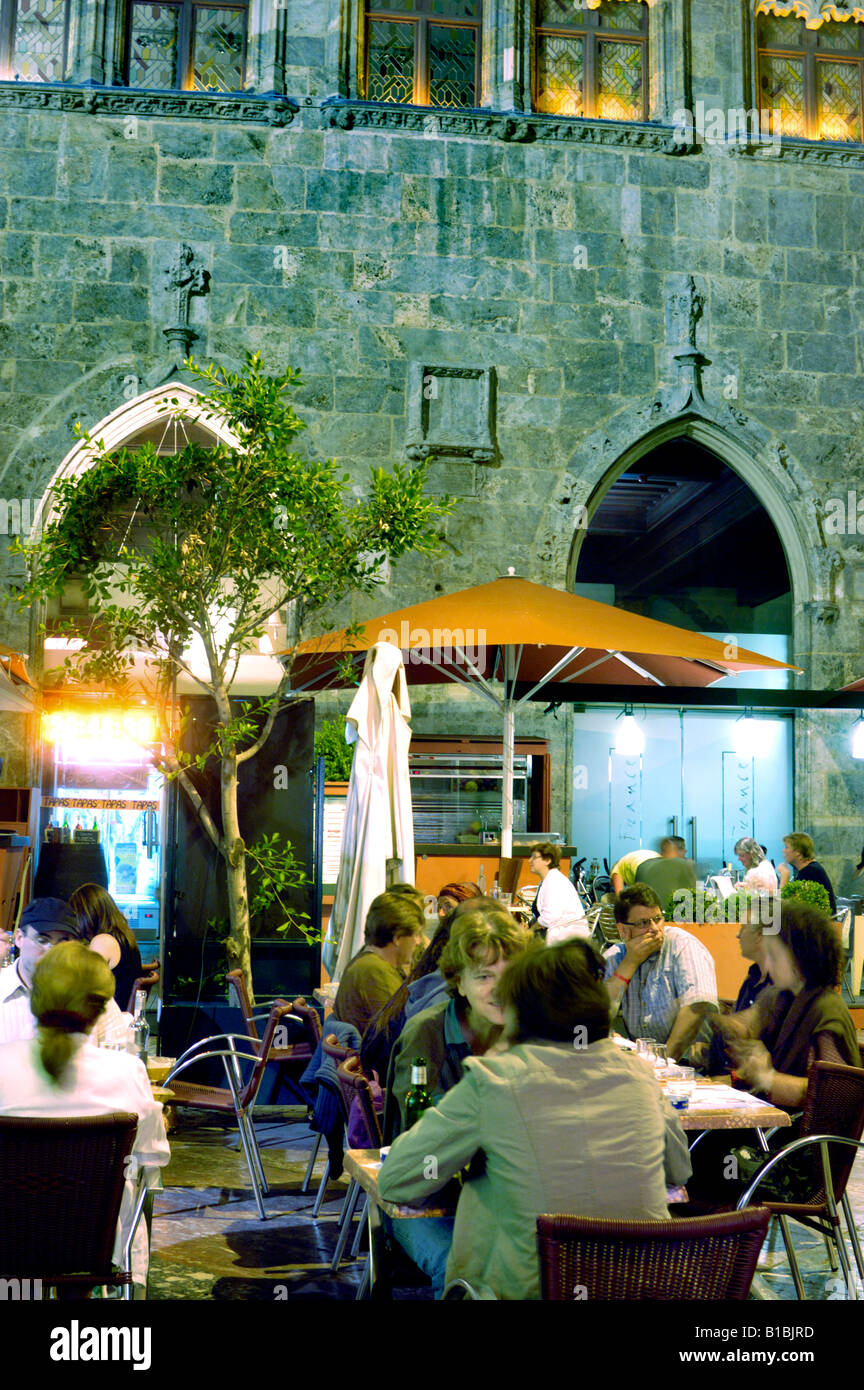 Perpignan France, Crowd People teilen Mahlzeiten im französischen Restaurant, überfüllte Terrace Night Center City, Restaurant südfrankreich außen Stockfoto