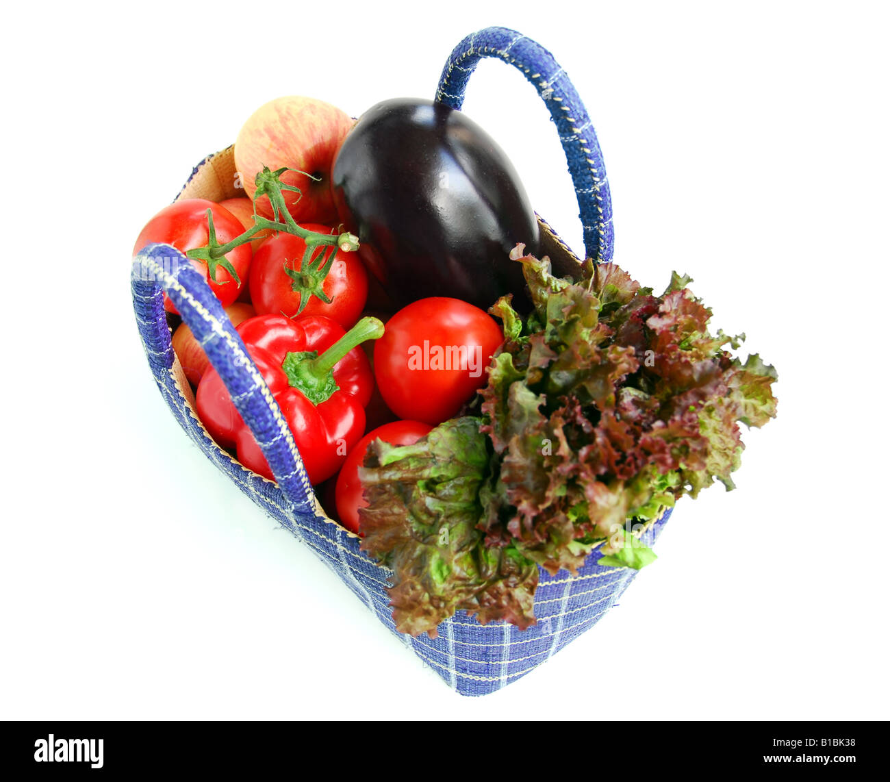 Frisches Gemüse und Früchte in einem Korb isoliert auf weißem Hintergrund Stockfoto