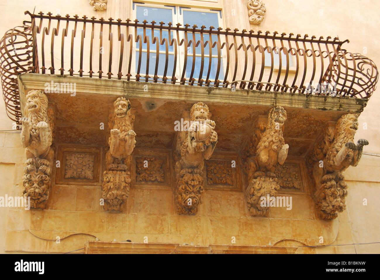 Gestalteten Balkon, Villadorata Palast, Via Nicolaci, Noto, Syrakus Provinz, Sizilien, Italien Stockfoto