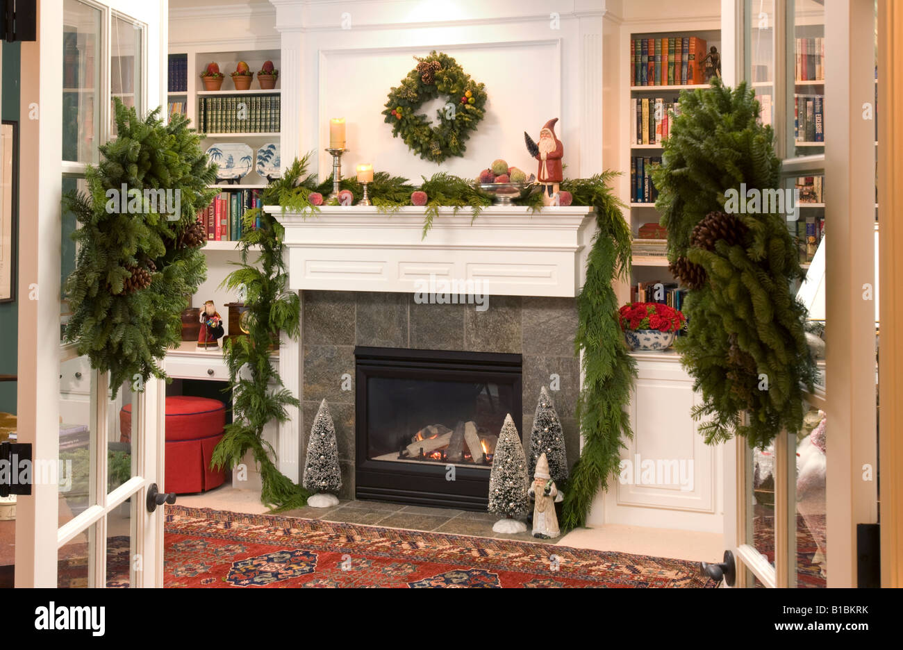 Innenraum Wohnzimmer Kamin dekoriert für Weihnachtsurlaub Stockfoto