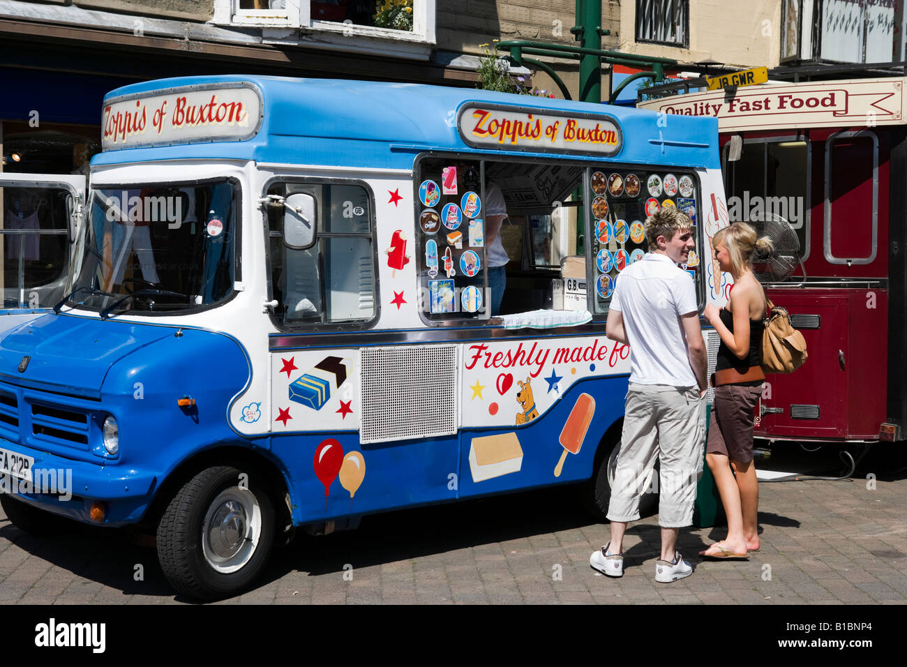 Ice Cream Van, Buxton, Peak District in Derbyshire, England, Vereinigtes Königreich Stockfoto