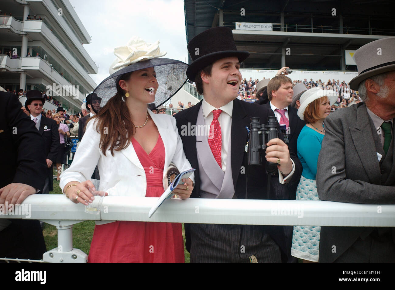 Zwei Rennen Gänger in Abendkleidung anfeuern ihrer siegreichen Pferd beim Epsom Derby Stockfoto