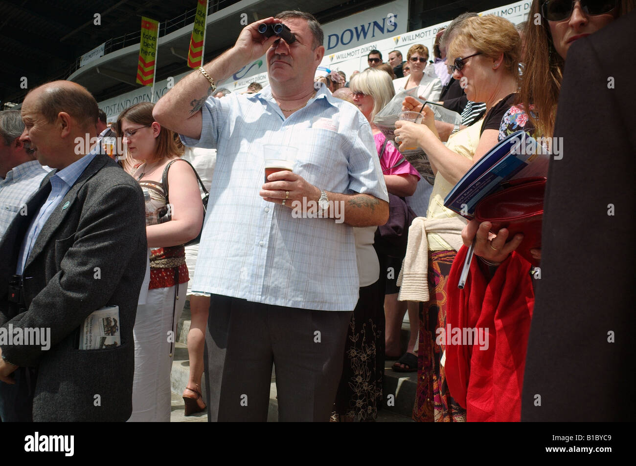 Ein Rennenbesucher mit dem Fernglas im Epsom Derby Stockfoto