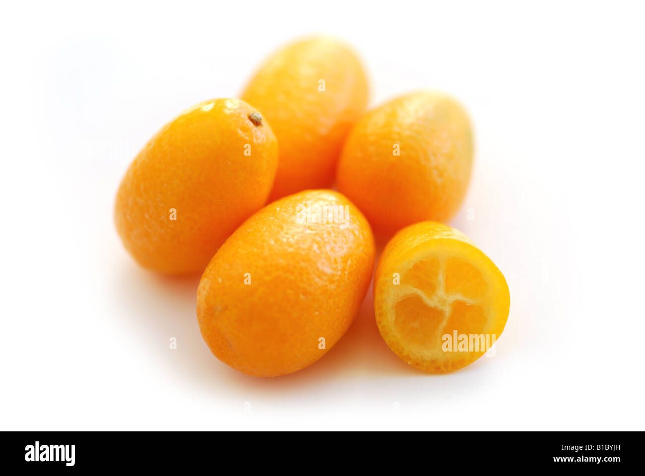 Frische reife Kumquats isoliert auf weißem Hintergrund Stockfoto