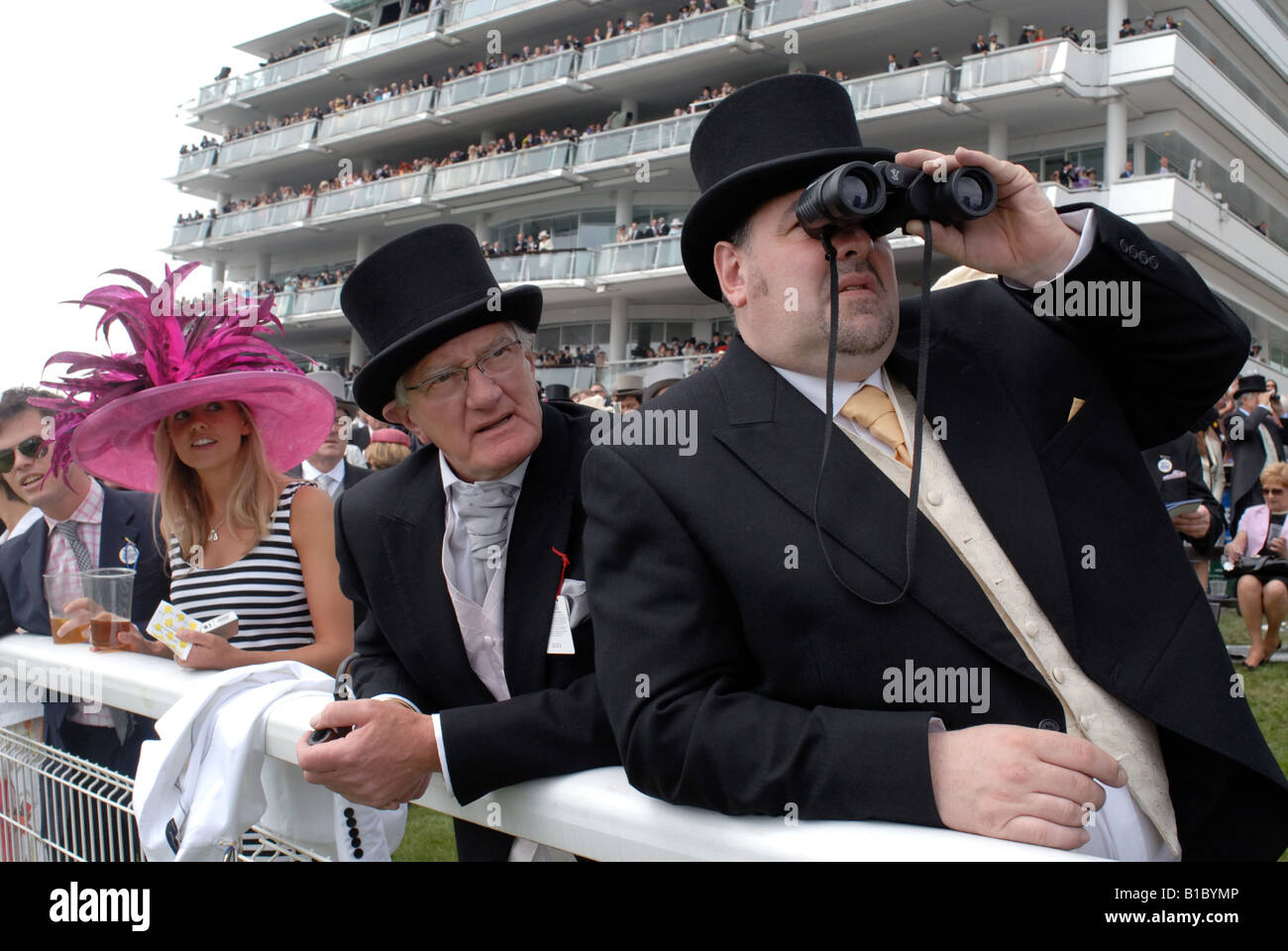Zwei Top hüten Racegoers gerade ein Rennen auf Derby Day Stockfoto