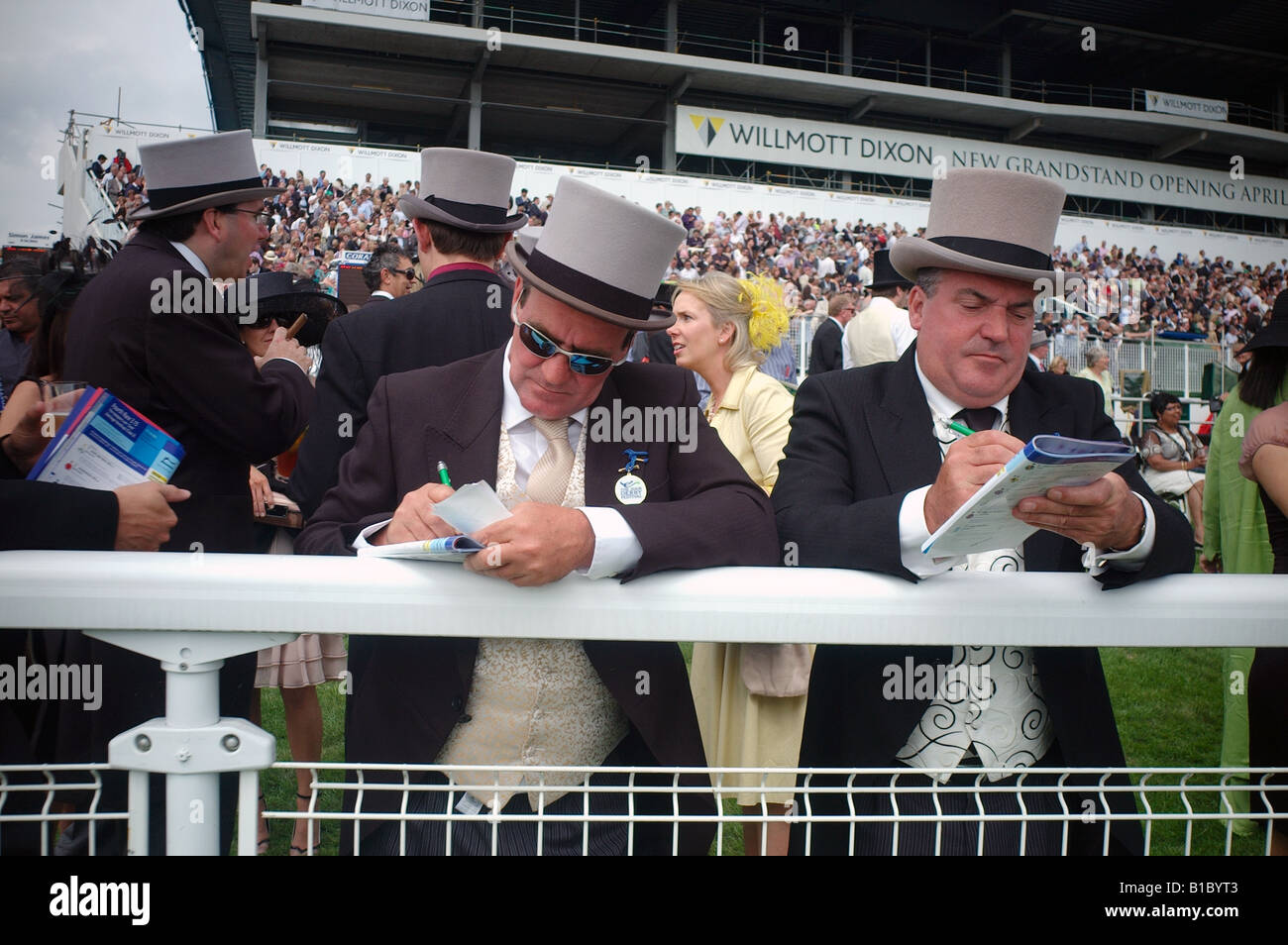 Zwei Schnösel in Top-Hats "Test der Form der Pferde" in Epsom Derby Stockfoto