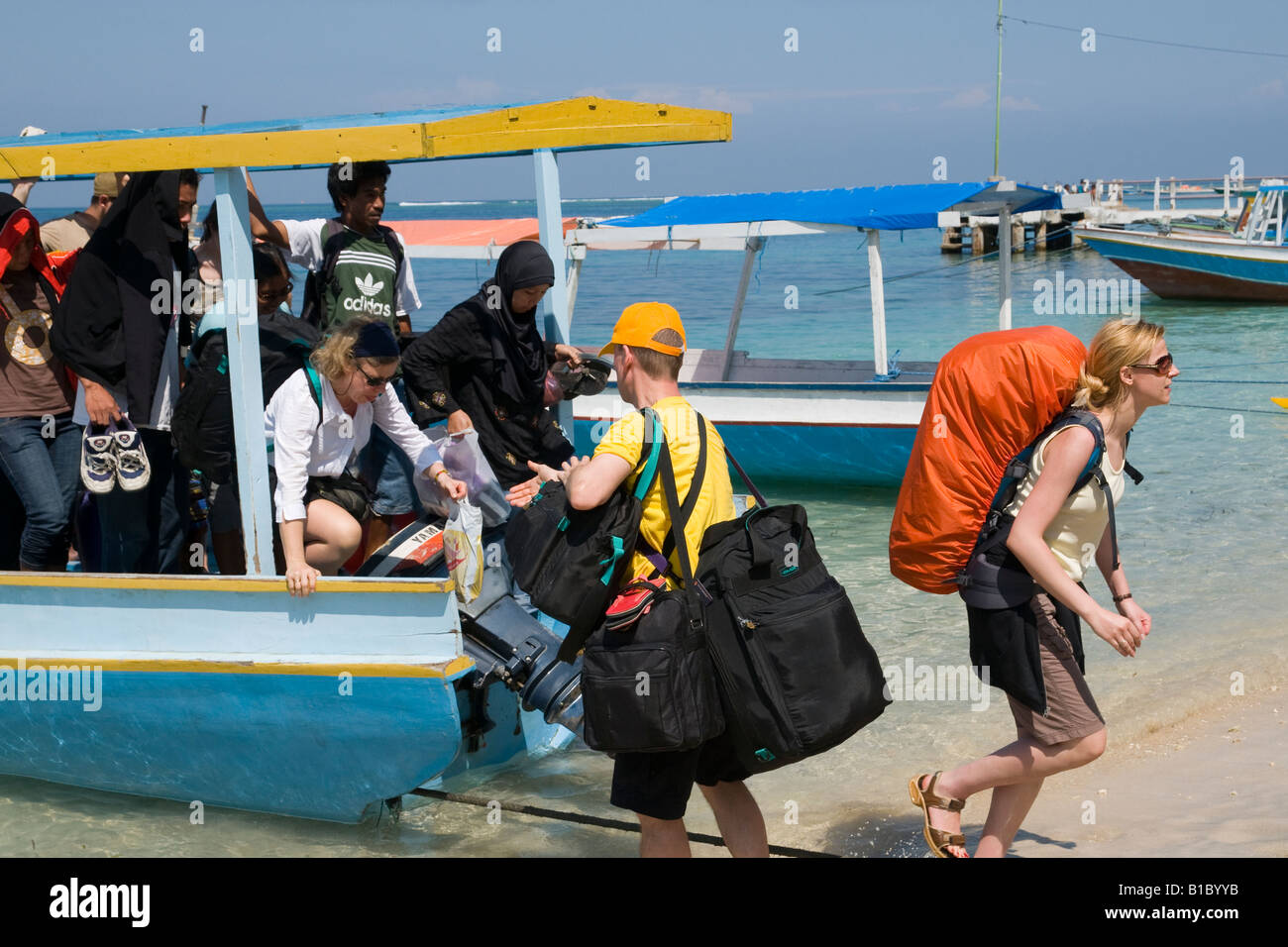 Indonesien-Lombok Gili Air Touristen und Rucksacktouristen Aussteigen aus öffentlichen Boot kommen vom Festland Lombok Stockfoto