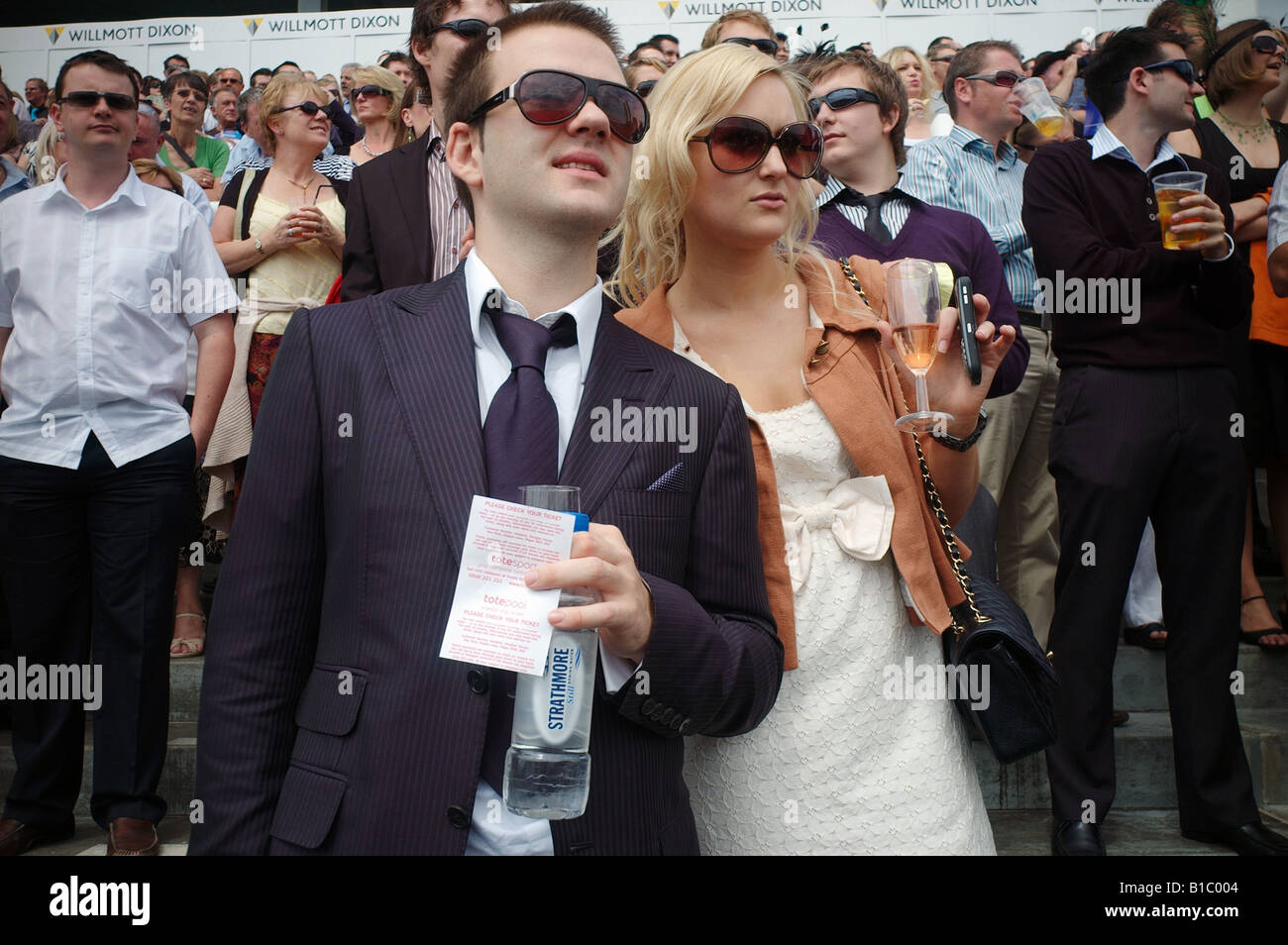 Zwei junge Rennen Partygänger ein Rennen im Epsom Derby Stockfoto