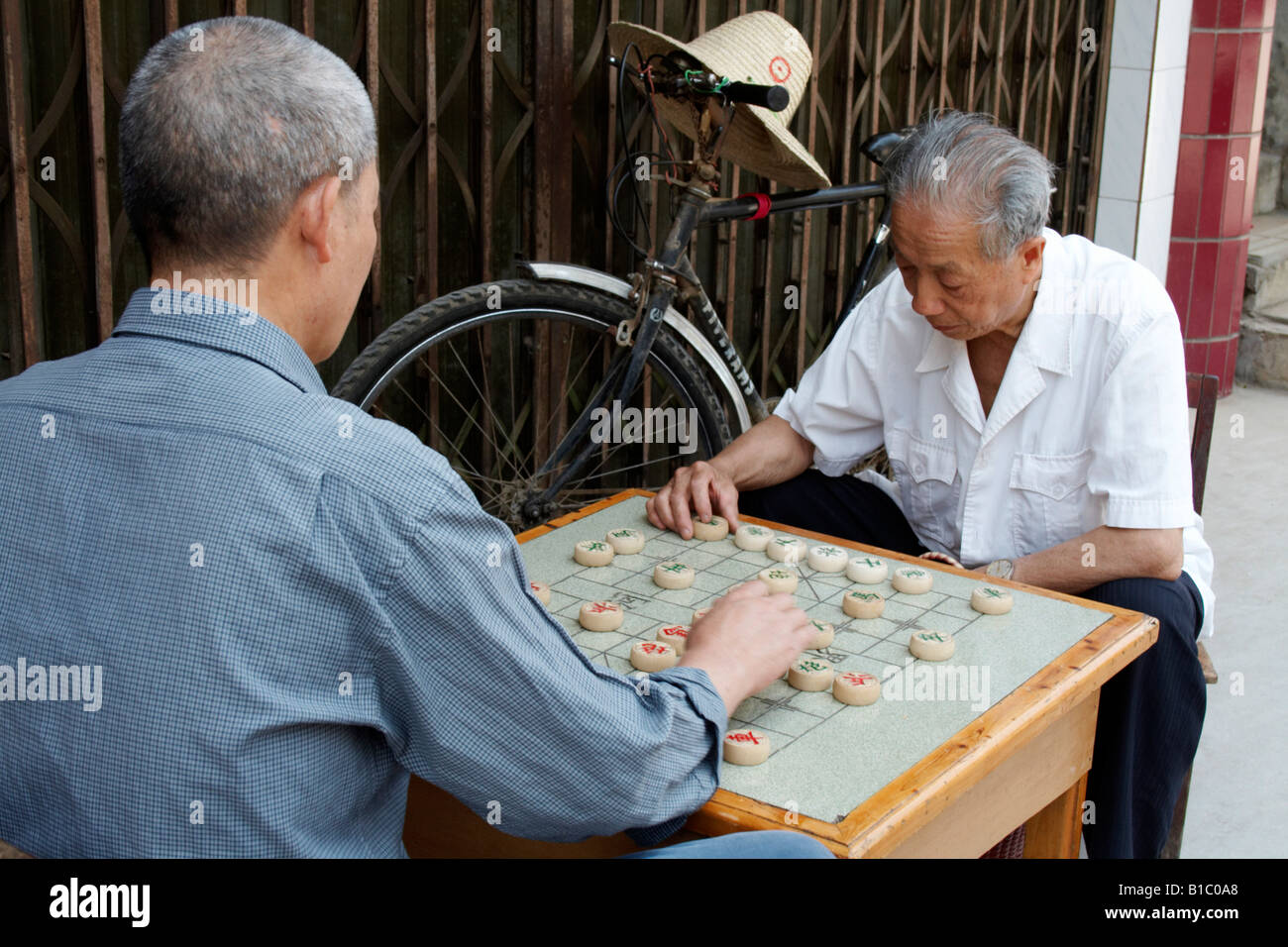 Einheimische Männer spielen Chequers, Yangshuo, Provinz Guangxi, China Stockfoto