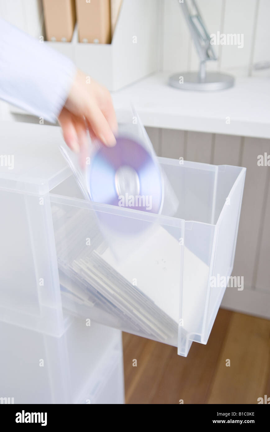 Frau Kommissionierung CD aus Schublade Stockfoto