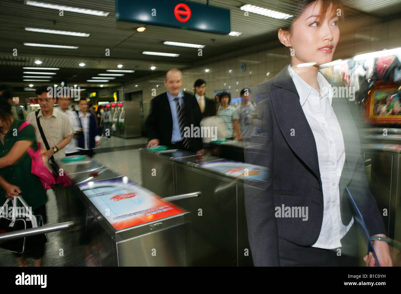 viele Menschen aus verschiedenen Kulturen, die zu Fuß über das Drehkreuz von Subway, Shanghai, China Stockfoto