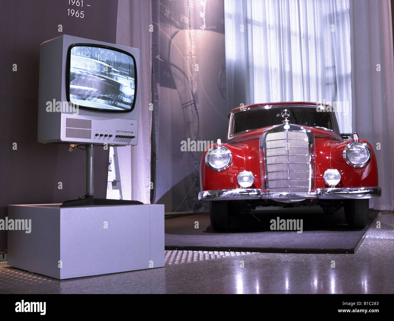 Transport/Transport, Auto, Modelle, Mercedes Benz 300 (W 186), offizielles Auto von Konrad Adenaür, Baujahr: 1951 - 1962, Fernsehen Braun FS 80, 1965, Automobil, Technik, Technik, historisch, historisch, Design, Interieur, 1950er, 1960er Jahre, Oldtimer, Motor 6 Zylinder, 2996ccm, 20. Jahrhundert, Stockfoto