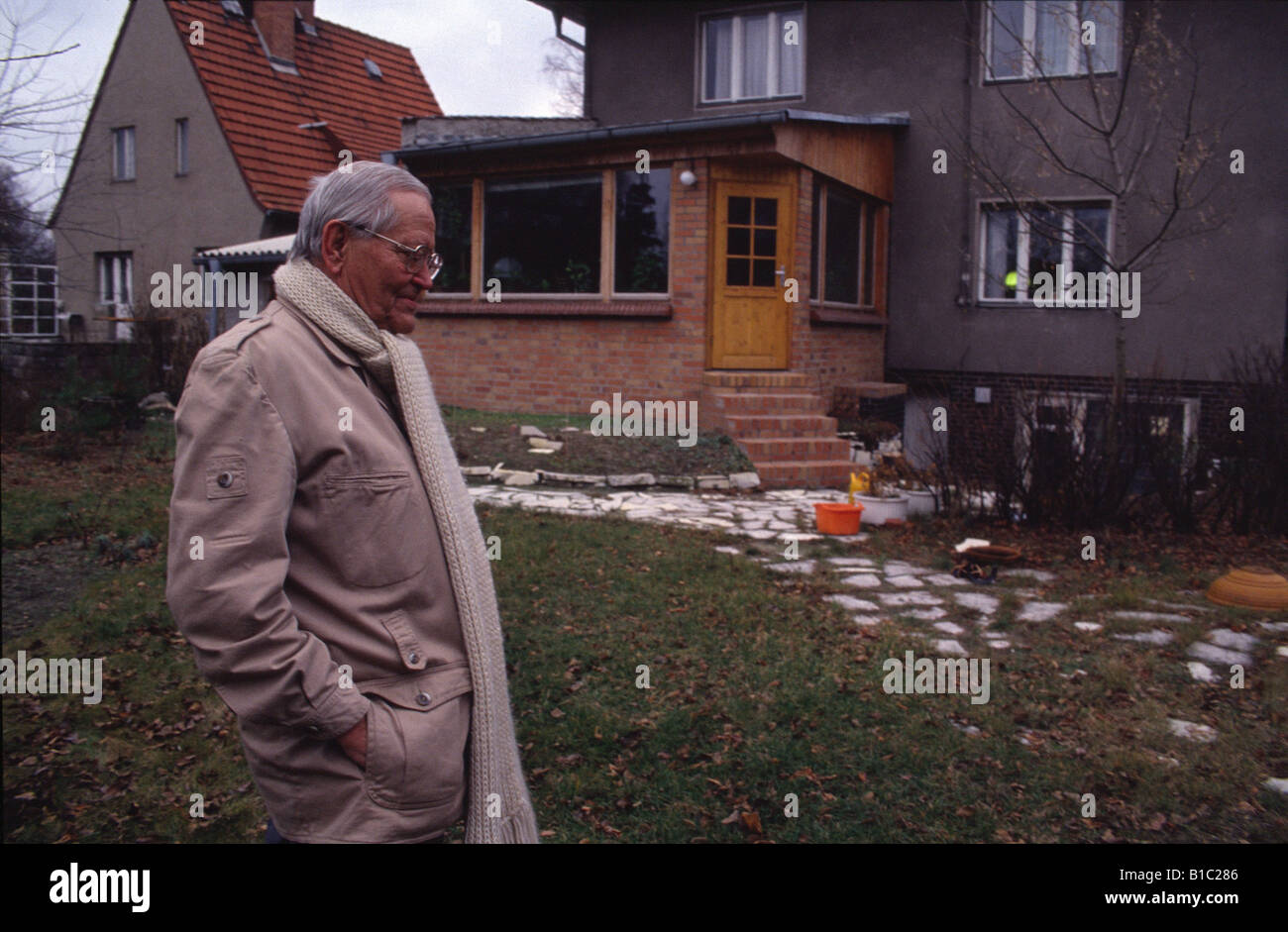 Schnitzler, Karl-Eduard von, 28.4.1918 - 20.9.2001, Ex Chefmoderator, halbe Länge, in seinem Garten, Zeuthen, 2.1.1992, Stockfoto