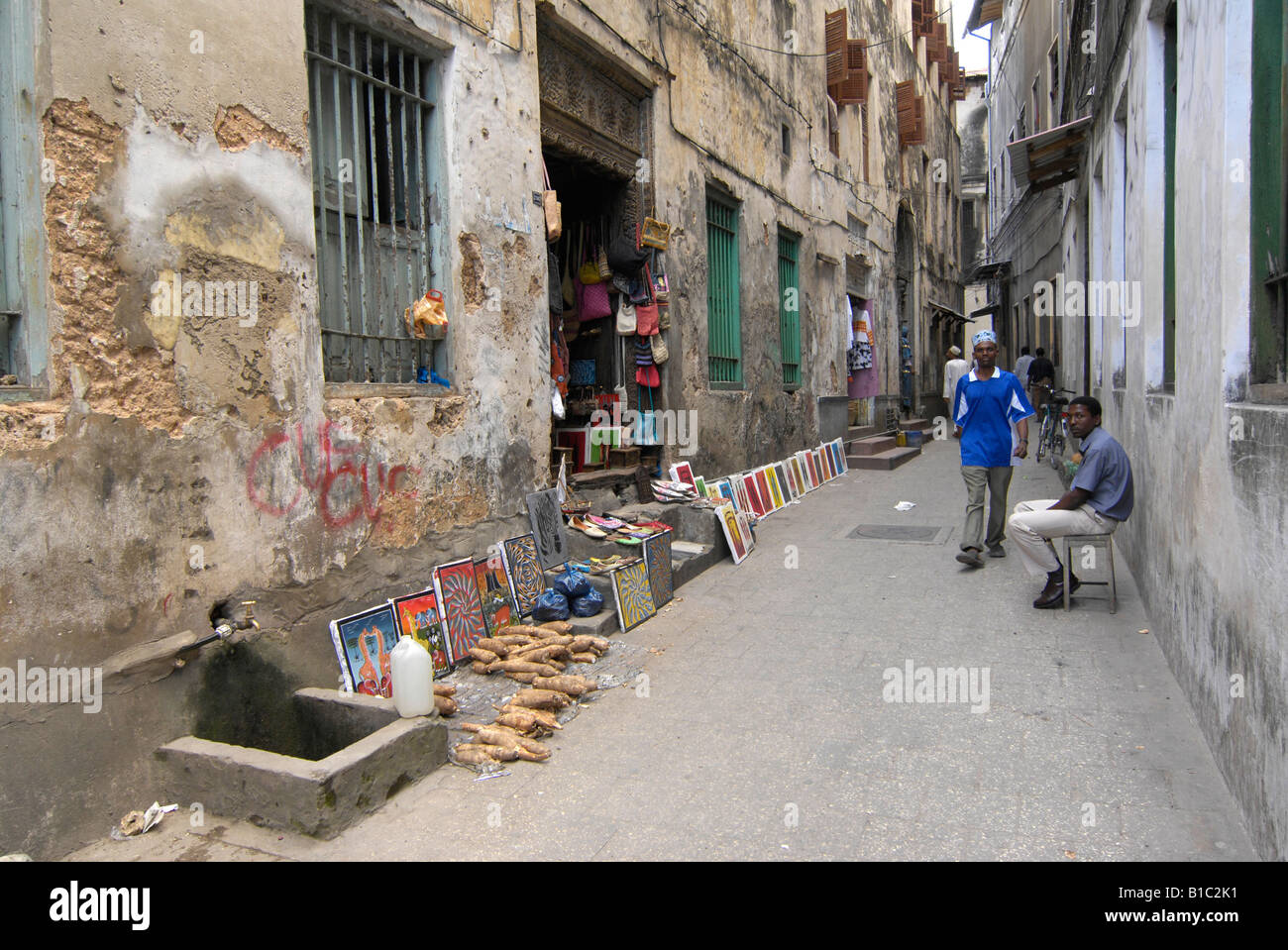 Geographie/Reisen, Tansania, Stonetown, Straßenszenen, Gasse in der Altstadt, Additional-Rights - Clearance-Info - Not-Available Stockfoto