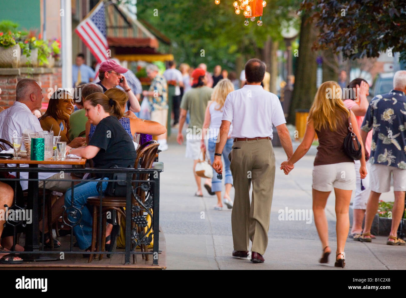 Sommer-Abend-Restaurant-Besucher und Spaziergänger am Broadway Saratoga Springs New York State Stockfoto