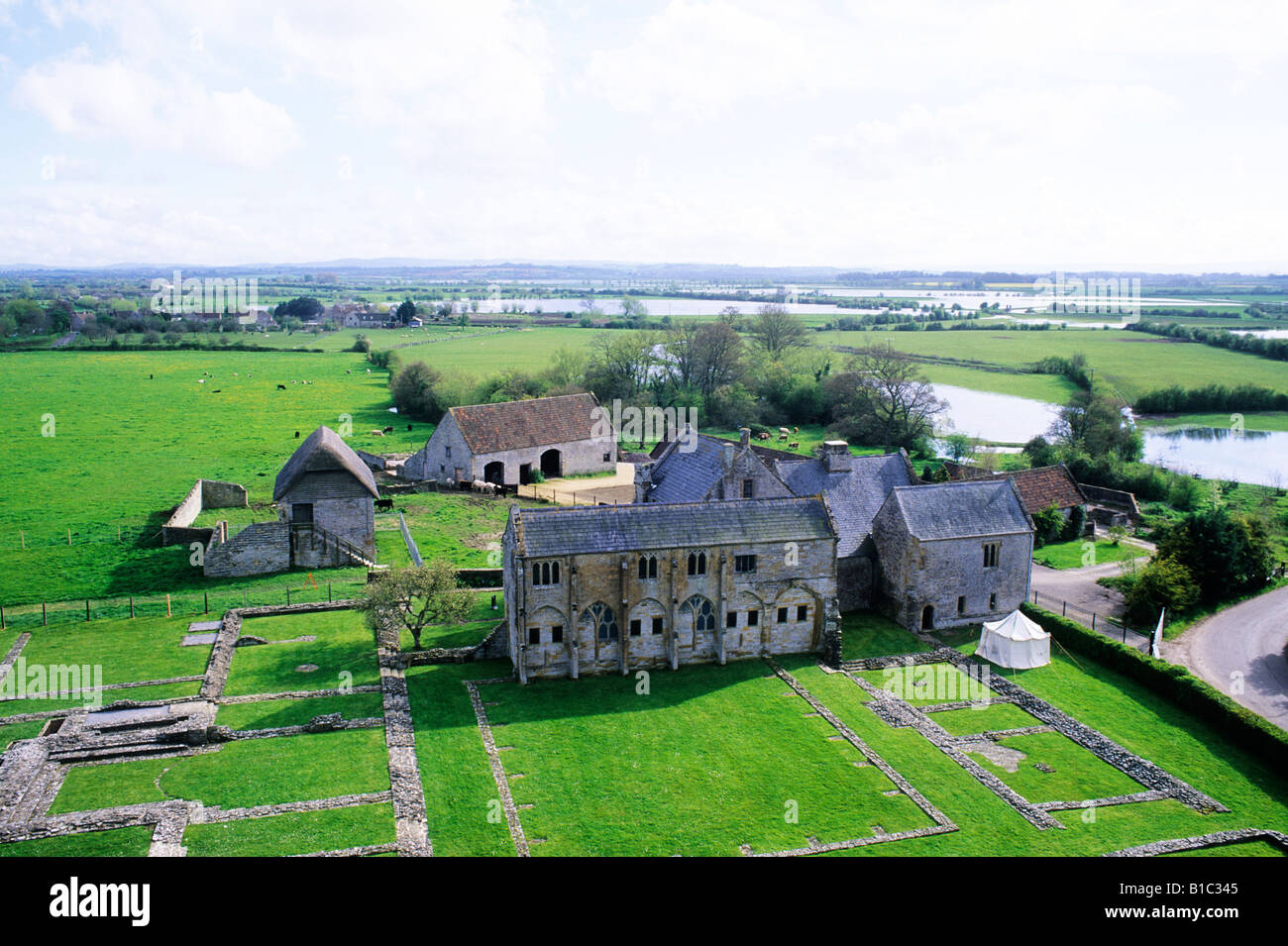 Muchelney Abbey und Farm Somerset Levels englische mittelalterliche Kloster-Ruinen bleibt Landschaft Landschaft klösterlichen Reisen Verlauf anzeigen Stockfoto